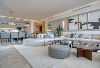 Wyjątkowy dwupoziomowy apartament z 4 sypialniami, położony od strony południowej, o powierzchni zabudowy 385 m² i tarasach o powierzchni 80 m², zlokalizowany w prestiżowej dzielnicy La Reserva de Sierra Blanca. Apartament oferuje widok na morze, prywatny