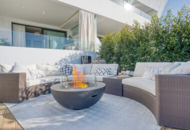 Wyjątkowy dwupoziomowy apartament z 4 sypialniami, położony od strony południowej, o powierzchni zabudowy 385 m² i tarasach o powierzchni 80 m², zlokalizowany w prestiżowej dzielnicy La Reserva de Sierra Blanca. Apartament oferuje widok na morze, prywatny