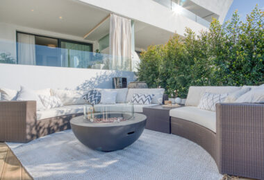 Wyjątkowy dwupoziomowy apartament z 4 sypialniami, położony od strony południowej, o powierzchni zabudowy 385 m² i tarasach o powierzchni 80 m², zlokalizowany w prestiżowej dzielnicy La Reserva de Sierra Blanca. Apartament oferuje widok na morze, prywatny