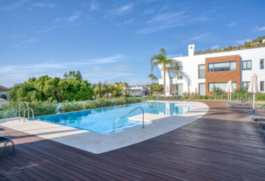 Wyjątkowy dwupoziomowy apartament z 4 sypialniami, położony od strony południowej, o powierzchni zabudowy 385 m² i tarasach o powierzchni 80 m², zlokalizowany w prestiżowej dzielnicy La Reserva de Sierra Blanca. Apartament oferuje widok na morze, prywatny