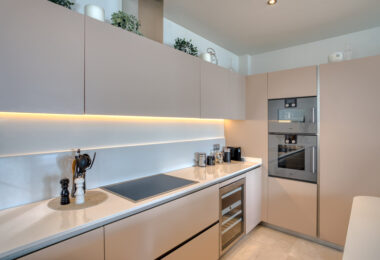 Wyjątkowy dwupoziomowy apartament z 4 sypialniami, położony od strony południowej, o powierzchni zabudowy 385 m² i tarasach o powierzchni 80 m², zlokalizowany w prestiżowej dzielnicy La Reserva de Sierra Blanca. Apartament oferuje widok na morze, prywatny