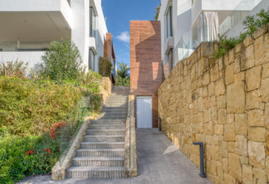 Wyjątkowy dwupoziomowy apartament z 4 sypialniami, położony od strony południowej, o powierzchni zabudowy 385 m² i tarasach o powierzchni 80 m², zlokalizowany w prestiżowej dzielnicy La Reserva de Sierra Blanca. Apartament oferuje widok na morze, prywatny