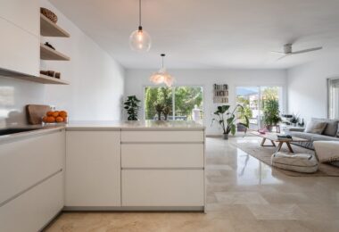 PRZESTRONNY DOM W RZĘDZIE Z WIDOKIEM NA POLE GOLFOWE W LAS ENCINAS, LA QUINTA, BENAHAVÍS