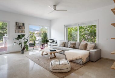 PRZESTRONNY DOM W RZĘDZIE Z WIDOKIEM NA POLE GOLFOWE W LAS ENCINAS, LA QUINTA, BENAHAVÍS