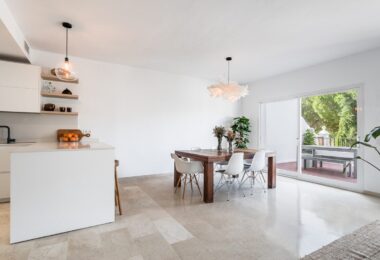 PRZESTRONNY DOM W RZĘDZIE Z WIDOKIEM NA POLE GOLFOWE W LAS ENCINAS, LA QUINTA, BENAHAVÍS