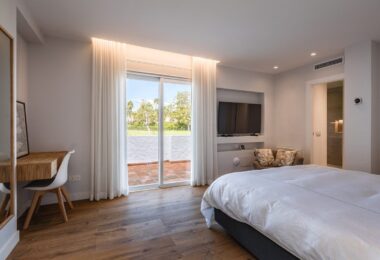 Urokliwy, całkowicie odnowiony dom szeregowy z widokiem na pole golfowe w klubie Los Naranjos Country Club.