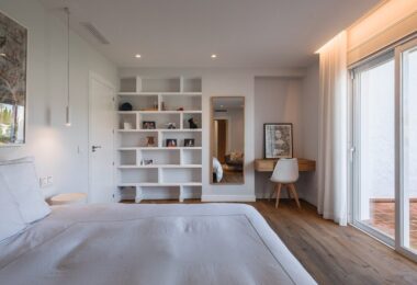 Urokliwy, całkowicie odnowiony dom szeregowy z widokiem na pole golfowe w klubie Los Naranjos Country Club.