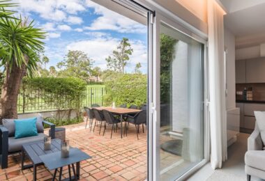 Urokliwy, całkowicie odnowiony dom szeregowy z widokiem na pole golfowe w klubie Los Naranjos Country Club.