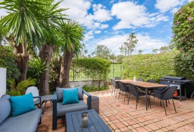 Urokliwy, całkowicie odnowiony dom szeregowy z widokiem na pole golfowe w klubie Los Naranjos Country Club.