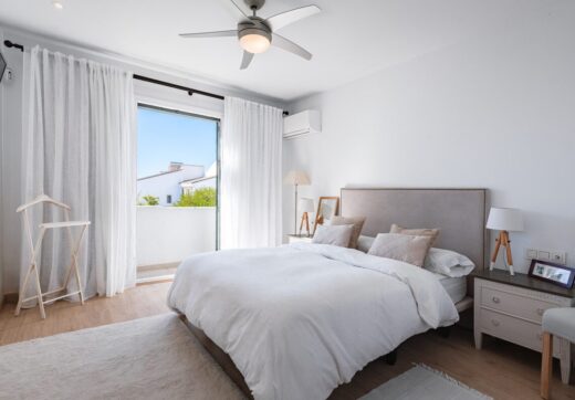 CAŁKOWICIE ODNOWIONA KAMIENICA Z PRYWATNYM BASENEM, POŁOŻONA W ODLEGŁOŚCI KRÓTKIEJ PRZEJŚCIÓWKI OD PLAŻY W SAN PEDRO DE ALCÁNTARA