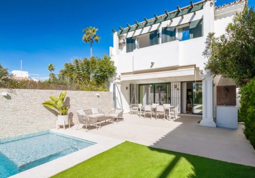 CAŁKOWICIE ODNOWIONA KAMIENICA Z PRYWATNYM BASENEM, POŁOŻONA W ODLEGŁOŚCI KRÓTKIEJ PRZEJŚCIÓWKI OD PLAŻY W SAN PEDRO DE ALCÁNTARA