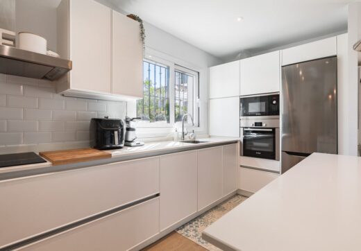 CAŁKOWICIE ODNOWIONA KAMIENICA Z PRYWATNYM BASENEM, POŁOŻONA W ODLEGŁOŚCI KRÓTKIEJ PRZEJŚCIÓWKI OD PLAŻY W SAN PEDRO DE ALCÁNTARA