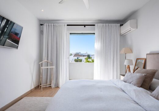 CAŁKOWICIE ODNOWIONA KAMIENICA Z PRYWATNYM BASENEM, POŁOŻONA W ODLEGŁOŚCI KRÓTKIEJ PRZEJŚCIÓWKI OD PLAŻY W SAN PEDRO DE ALCÁNTARA