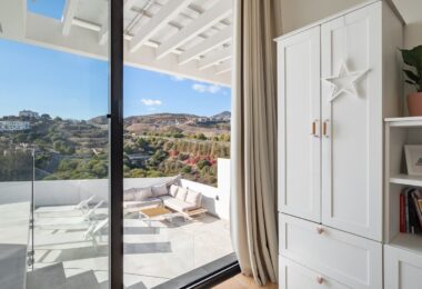 NOWA NOWOCZESNA WILLA Z WIDOKIEM NA POLE GOLFOWE W LA ALQUERÍA, BENAHAVÍS