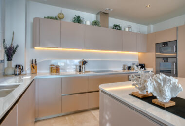 Nowoczesna willa z 4 sypialniami w Benalmádenie z panoramicznym widokiem na morze i góry. Współczesny design, basen infinity, kuchnia Bosch, ogrzewanie podłogowe i garaż na 4 auta. Położona w spokojnej zielonej okolicy blisko plaży.