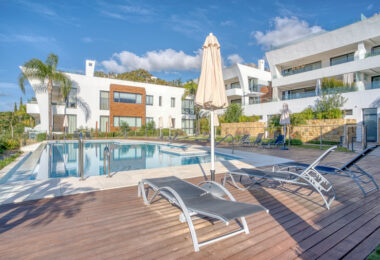 Nowoczesna willa z 4 sypialniami w Benalmádenie z panoramicznym widokiem na morze i góry. Współczesny design, basen infinity, kuchnia Bosch, ogrzewanie podłogowe i garaż na 4 auta. Położona w spokojnej zielonej okolicy blisko plaży.