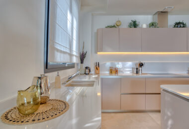 Nowoczesna willa z 4 sypialniami w Benalmádenie z panoramicznym widokiem na morze i góry. Współczesny design, basen infinity, kuchnia Bosch, ogrzewanie podłogowe i garaż na 4 auta. Położona w spokojnej zielonej okolicy blisko plaży.