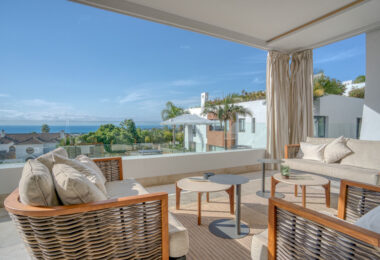 Nowoczesna willa z 4 sypialniami w Benalmádenie z panoramicznym widokiem na morze i góry. Współczesny design, basen infinity, kuchnia Bosch, ogrzewanie podłogowe i garaż na 4 auta. Położona w spokojnej zielonej okolicy blisko plaży.