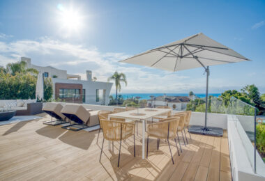 Nowoczesna willa z 4 sypialniami w Benalmádenie z panoramicznym widokiem na morze i góry. Współczesny design, basen infinity, kuchnia Bosch, ogrzewanie podłogowe i garaż na 4 auta. Położona w spokojnej zielonej okolicy blisko plaży.