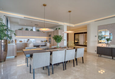 Nowoczesna willa z 4 sypialniami w Benalmádenie z panoramicznym widokiem na morze i góry. Współczesny design, basen infinity, kuchnia Bosch, ogrzewanie podłogowe i garaż na 4 auta. Położona w spokojnej zielonej okolicy blisko plaży.