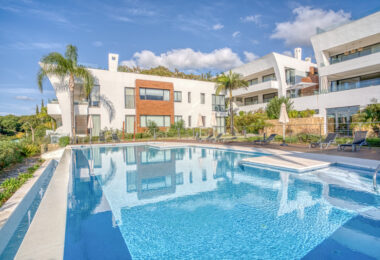 Nowoczesna willa z 4 sypialniami w Benalmádenie z panoramicznym widokiem na morze i góry. Współczesny design, basen infinity, kuchnia Bosch, ogrzewanie podłogowe i garaż na 4 auta. Położona w spokojnej zielonej okolicy blisko plaży.