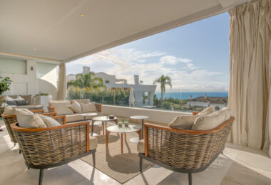 Nowoczesna willa z 4 sypialniami w Benalmádenie z panoramicznym widokiem na morze i góry. Współczesny design, basen infinity, kuchnia Bosch, ogrzewanie podłogowe i garaż na 4 auta. Położona w spokojnej zielonej okolicy blisko plaży.