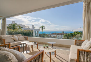 Nowoczesna willa z 4 sypialniami w Benalmádenie z panoramicznym widokiem na morze i góry. Współczesny design, basen infinity, kuchnia Bosch, ogrzewanie podłogowe i garaż na 4 auta. Położona w spokojnej zielonej okolicy blisko plaży.