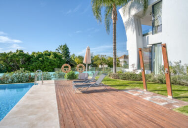 Nowoczesna willa z 4 sypialniami w Benalmádenie z panoramicznym widokiem na morze i góry. Współczesny design, basen infinity, kuchnia Bosch, ogrzewanie podłogowe i garaż na 4 auta. Położona w spokojnej zielonej okolicy blisko plaży.