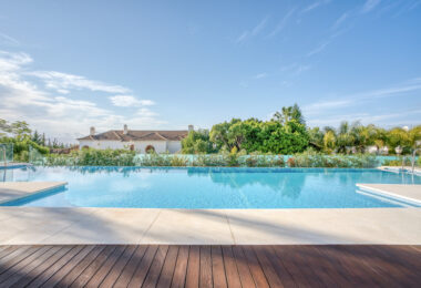 Nowoczesna willa z 4 sypialniami w Benalmádenie z panoramicznym widokiem na morze i góry. Współczesny design, basen infinity, kuchnia Bosch, ogrzewanie podłogowe i garaż na 4 auta. Położona w spokojnej zielonej okolicy blisko plaży.