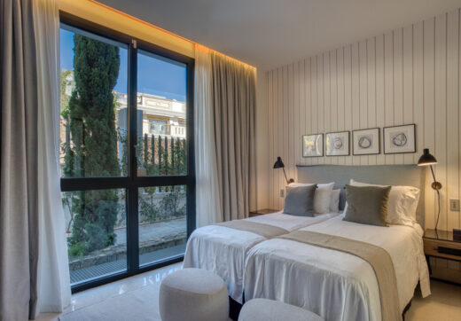 Nowoczesna willa z 4 sypialniami w Benalmádenie z panoramicznym widokiem na morze i góry. Współczesny design, basen infinity, kuchnia Bosch, ogrzewanie podłogowe i garaż na 4 auta. Położona w spokojnej zielonej okolicy blisko plaży.