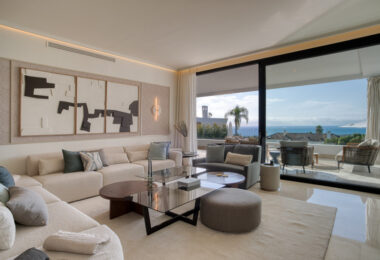 Nowoczesna willa z 4 sypialniami w Benalmádenie z panoramicznym widokiem na morze i góry. Współczesny design, basen infinity, kuchnia Bosch, ogrzewanie podłogowe i garaż na 4 auta. Położona w spokojnej zielonej okolicy blisko plaży.