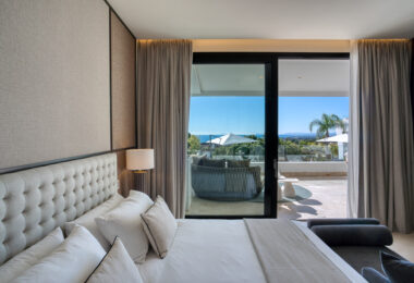 Nowoczesna willa z 4 sypialniami w Benalmádenie z panoramicznym widokiem na morze i góry. Współczesny design, basen infinity, kuchnia Bosch, ogrzewanie podłogowe i garaż na 4 auta. Położona w spokojnej zielonej okolicy blisko plaży.