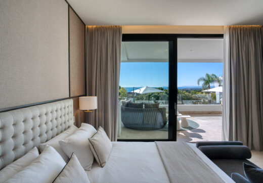 Nowoczesna willa z 4 sypialniami w Benalmádenie z panoramicznym widokiem na morze i góry. Współczesny design, basen infinity, kuchnia Bosch, ogrzewanie podłogowe i garaż na 4 auta. Położona w spokojnej zielonej okolicy blisko plaży.