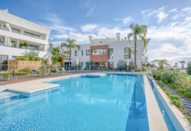 Nowoczesna willa z 4 sypialniami w Benalmádenie z panoramicznym widokiem na morze i góry. Współczesny design, basen infinity, kuchnia Bosch, ogrzewanie podłogowe i garaż na 4 auta. Położona w spokojnej zielonej okolicy blisko plaży.