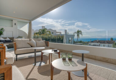 Nowoczesna willa z 4 sypialniami w Benalmádenie z panoramicznym widokiem na morze i góry. Współczesny design, basen infinity, kuchnia Bosch, ogrzewanie podłogowe i garaż na 4 auta. Położona w spokojnej zielonej okolicy blisko plaży.