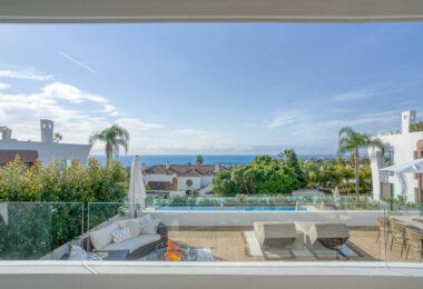 Nowoczesna willa z 4 sypialniami w Benalmádenie z panoramicznym widokiem na morze i góry. Współczesny design, basen infinity, kuchnia Bosch, ogrzewanie podłogowe i garaż na 4 auta. Położona w spokojnej zielonej okolicy blisko plaży.