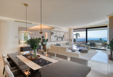 Nowoczesna willa z 4 sypialniami w Benalmádenie z panoramicznym widokiem na morze i góry. Współczesny design, basen infinity, kuchnia Bosch, ogrzewanie podłogowe i garaż na 4 auta. Położona w spokojnej zielonej okolicy blisko plaży.