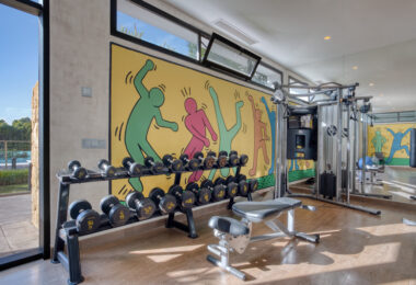 Nowoczesna willa z 4 sypialniami w Benalmádenie z panoramicznym widokiem na morze i góry. Współczesny design, basen infinity, kuchnia Bosch, ogrzewanie podłogowe i garaż na 4 auta. Położona w spokojnej zielonej okolicy blisko plaży.