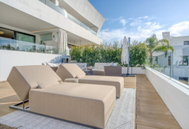 Nowoczesna willa z 4 sypialniami w Benalmádenie z panoramicznym widokiem na morze i góry. Współczesny design, basen infinity, kuchnia Bosch, ogrzewanie podłogowe i garaż na 4 auta. Położona w spokojnej zielonej okolicy blisko plaży.