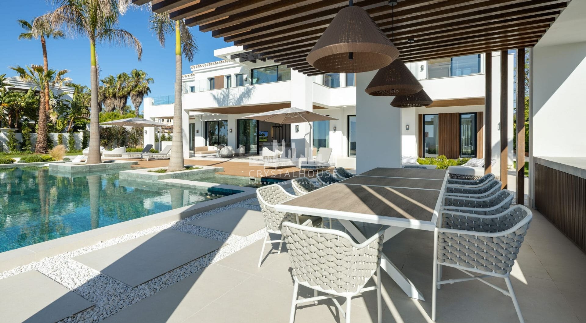 Luksusowa willa z panoramicznym widokiem na morze i góry w Monte Halcones, La Quinta. 7 sypialni z łazienkami, 803 m² powierzchni, działka 2.042 m². Spa, siłownia, kino domowe i duże tarasy. Cena: 9.600.000 €.