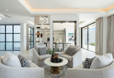 Luksusowa willa z panoramicznym widokiem na morze i góry w Monte Halcones, La Quinta. 7 sypialni z łazienkami, 803 m² powierzchni, działka 2.042 m². Spa, siłownia, kino domowe i duże tarasy. Cena: 9.600.000 €.
