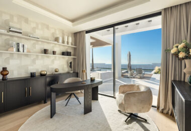 Luksusowa willa z panoramicznym widokiem na morze i góry w Monte Halcones, La Quinta. 7 sypialni z łazienkami, 803 m² powierzchni, działka 2.042 m². Spa, siłownia, kino domowe i duże tarasy. Cena: 9.600.000 €.