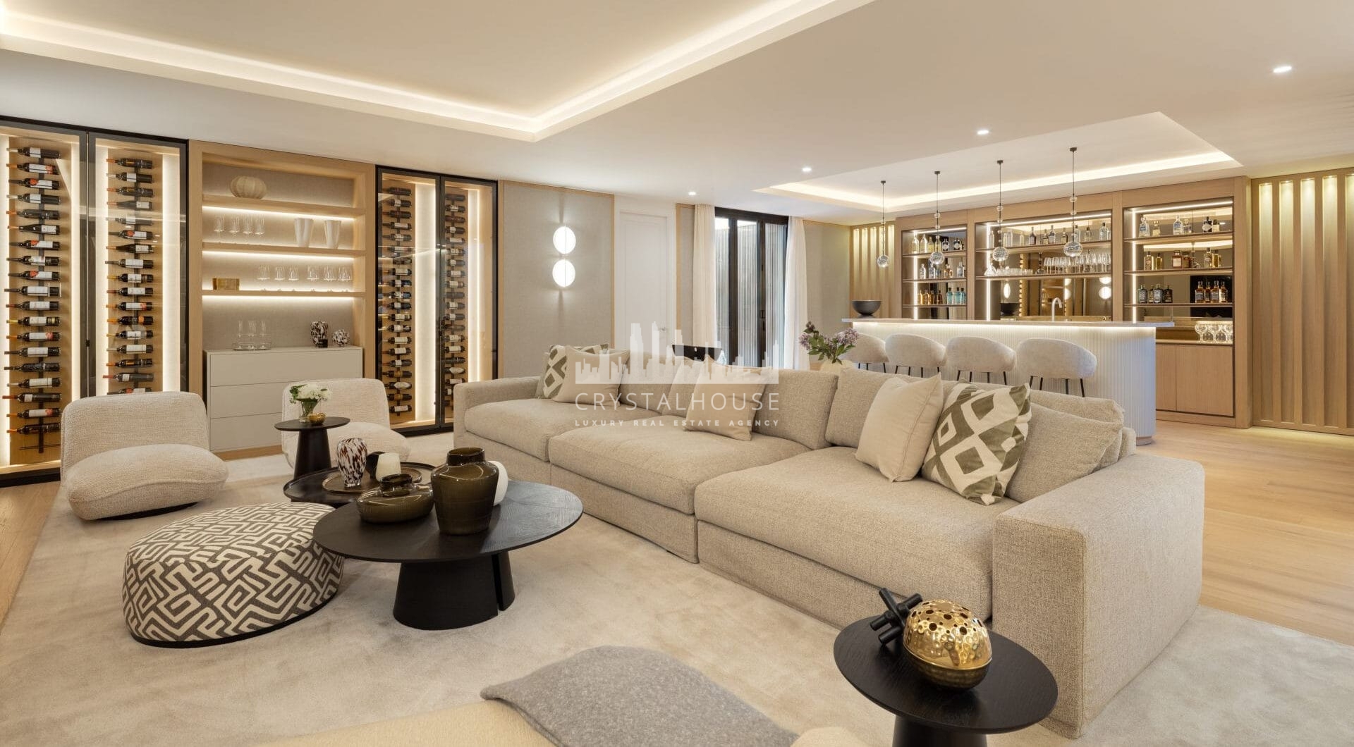 Luksusowa willa z panoramicznym widokiem na morze i góry w Monte Halcones, La Quinta. 7 sypialni z łazienkami, 803 m² powierzchni, działka 2.042 m². Spa, siłownia, kino domowe i duże tarasy. Cena: 9.600.000 €.
