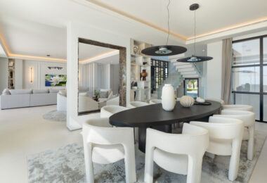 Luksusowa willa z panoramicznym widokiem na morze i góry w Monte Halcones, La Quinta. 7 sypialni z łazienkami, 803 m² powierzchni, działka 2.042 m². Spa, siłownia, kino domowe i duże tarasy. Cena: 9.600.000 €.