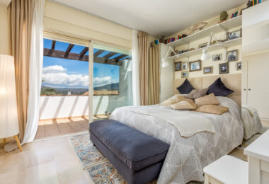 Elegancki północno-wschodni zwrócony, trzypokojowa kamienica w La Cala Golf, Mijas