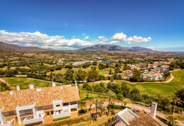 Elegancki północno-wschodni zwrócony, trzypokojowa kamienica w La Cala Golf, Mijas