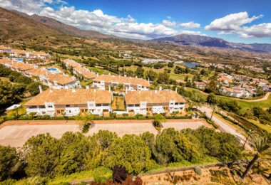 Elegancki północno-wschodni zwrócony, trzypokojowa kamienica w La Cala Golf, Mijas