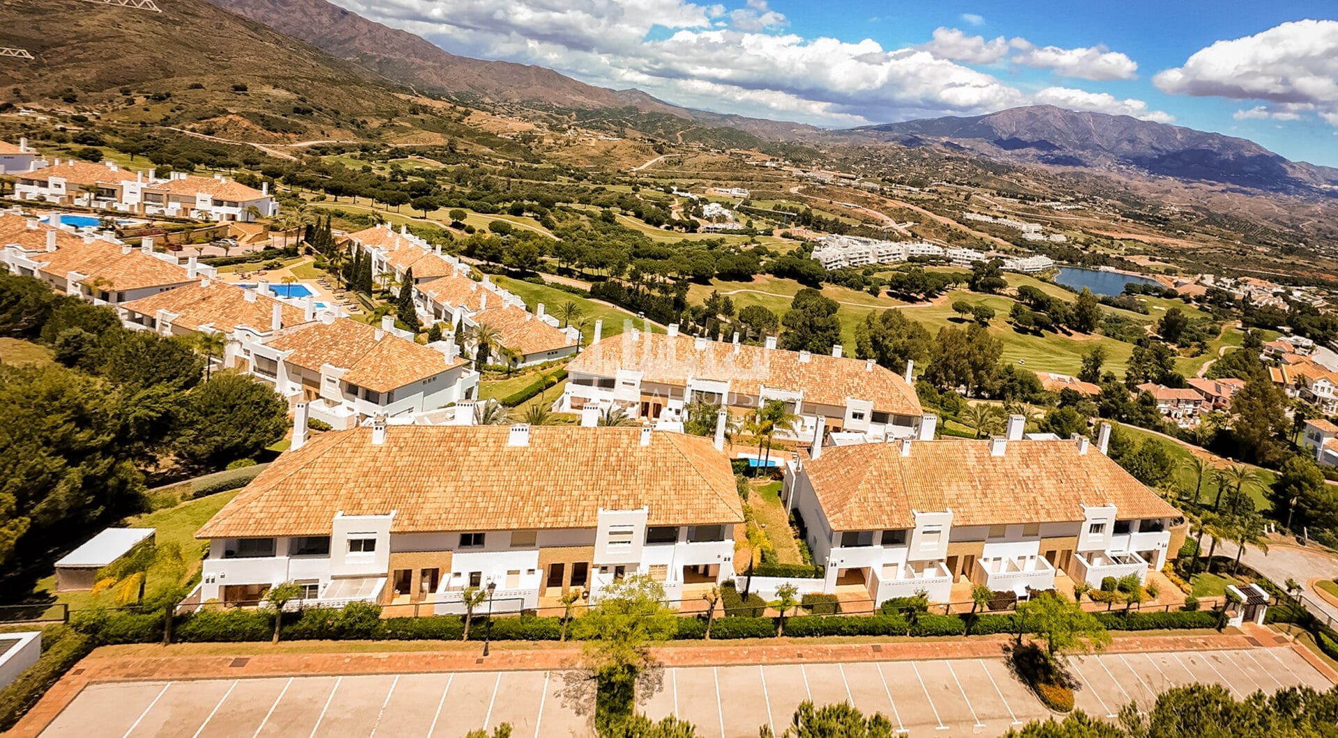 Elegancki północno-wschodni zwrócony, trzypokojowa kamienica w La Cala Golf, Mijas