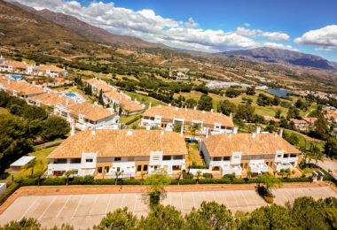 Elegancki północno-wschodni zwrócony, trzypokojowa kamienica w La Cala Golf, Mijas