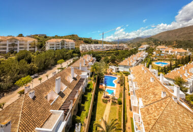 Elegancki północno-wschodni zwrócony, trzypokojowa kamienica w La Cala Golf, Mijas